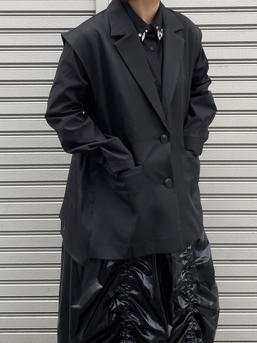 ブラック系のシャツ/ブラウス、ブラック系のベスト、ブラック系のスカートを着用したレディースの秋コーディネートの2枚目の写真