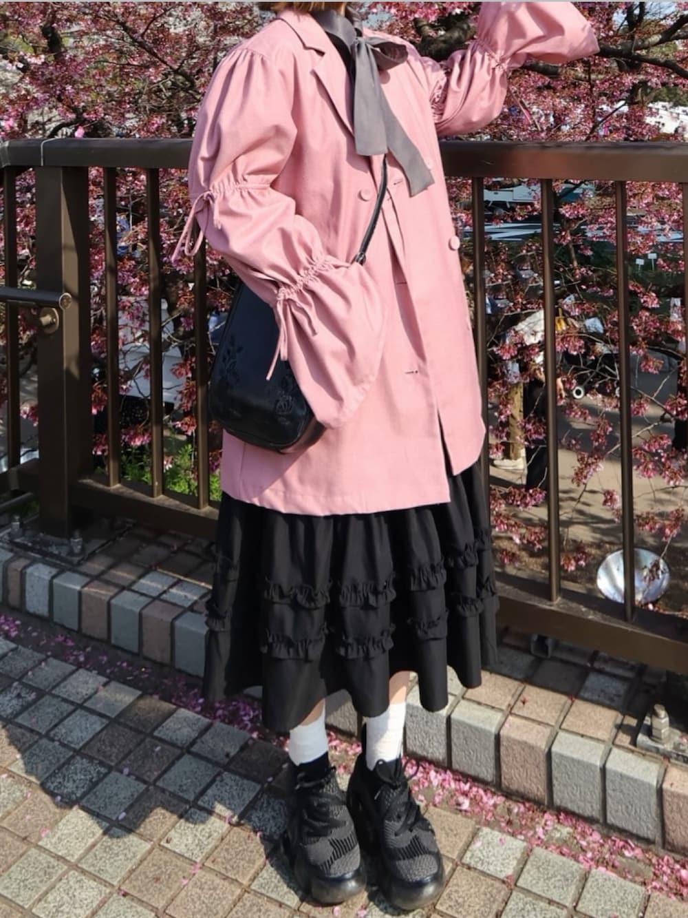 ブラック系のスカート、グレー系のシャツ/ブラウス、ピンク系のテーラードジャケットを着用したレディースの春コーディネートの2枚目の写真