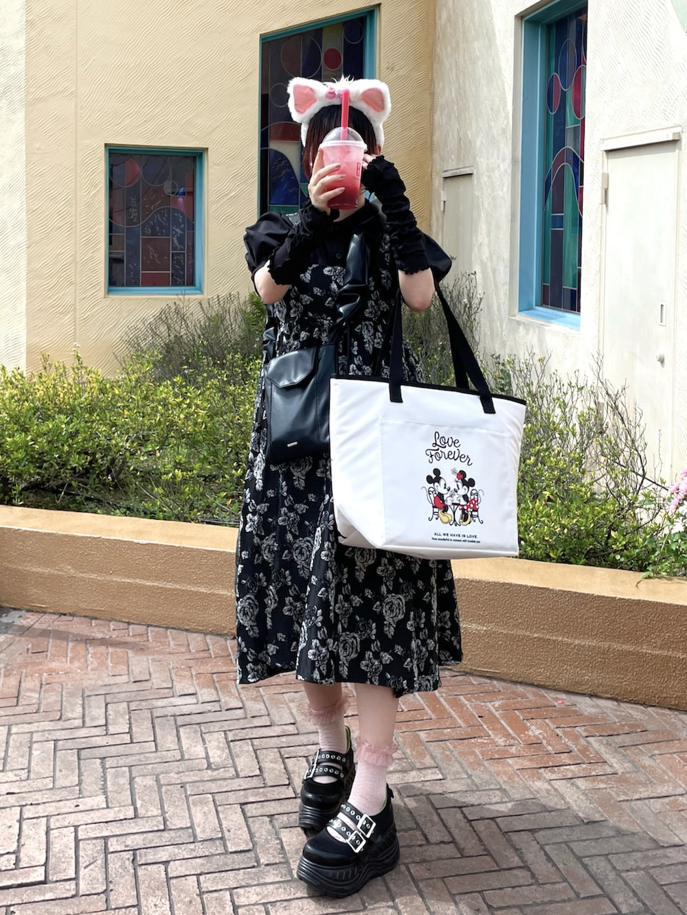 「ショルダーバッグ、レイヤードスタイル、夏ファッション、ガーリー、ワンピーススタイル、マリーちゃんコーデ、ディズニーコーデ、ディズニーストア、ワンピース、アームウォーマー、夏コーデ、最近のいい感じコーデ、低身長コーデ、ディズニー、厚底シューズ」｜「YOSUKEの「YOSUKE/ヨースケ」厚底スニーカー（スニーカー、ブラック系）」を使った、MIHOさん（レディース・153cm）の春コーディネートの3枚目の写真