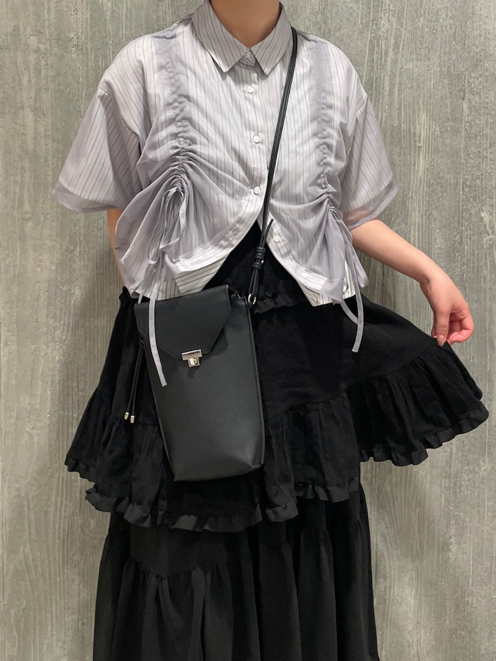 「シャツスタイル、低身長女子、夏ファッション、春夏コーデ、レイヤードスタイル、プチプラ、モノトーン、ショルダーバッグ、ストライプシャツ、夏コーデ、tiptop_pocket、スカートスタイル、厚底シューズ、お出かけコーデ、デートコーデ」｜「YOSUKEの「YOSUKE/ヨースケ」厚底スニーカー（スニーカー、ブラック系）」を使った、MIHOさん（レディース・153cm）の春コーディネートの2枚目の写真