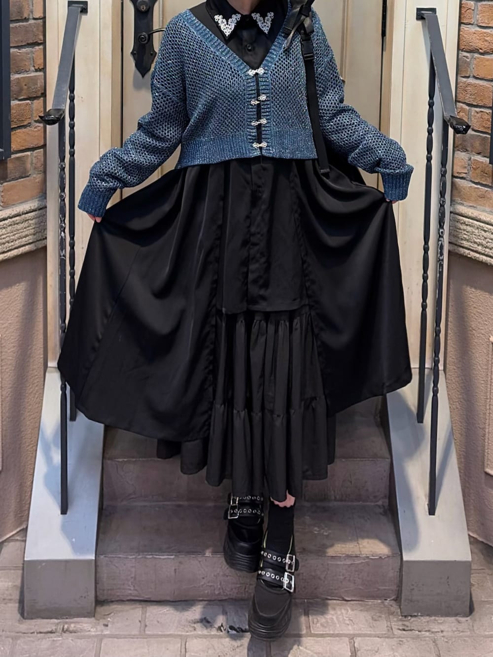 ブラック系のスカート、ブラック系のシャツ/ブラウス、ブルー系のカーディガン/ボレロを着用したレディースの春コーディネートの4枚目の写真