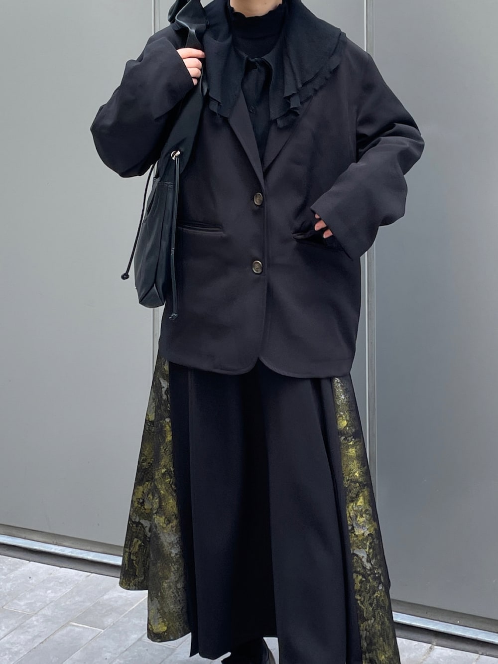 「春めき満開コーデ、ジャケット、テーラードジャケット、春色、キレイめカジュアル、お出かけコーデ、春服、スカートスタイル、grounds、きれいめコーデ、きれいめカジュアル、最近のいい感じコーデ、スニーカーコーデ、HARE、tiptop」｜「HAREのギャザーMINIショルダーBAG(HARE)（ショルダーバッグ、ブラック系）」を使った、MIHOさん（レディース・153cm）の春コーディネートの4枚目の写真