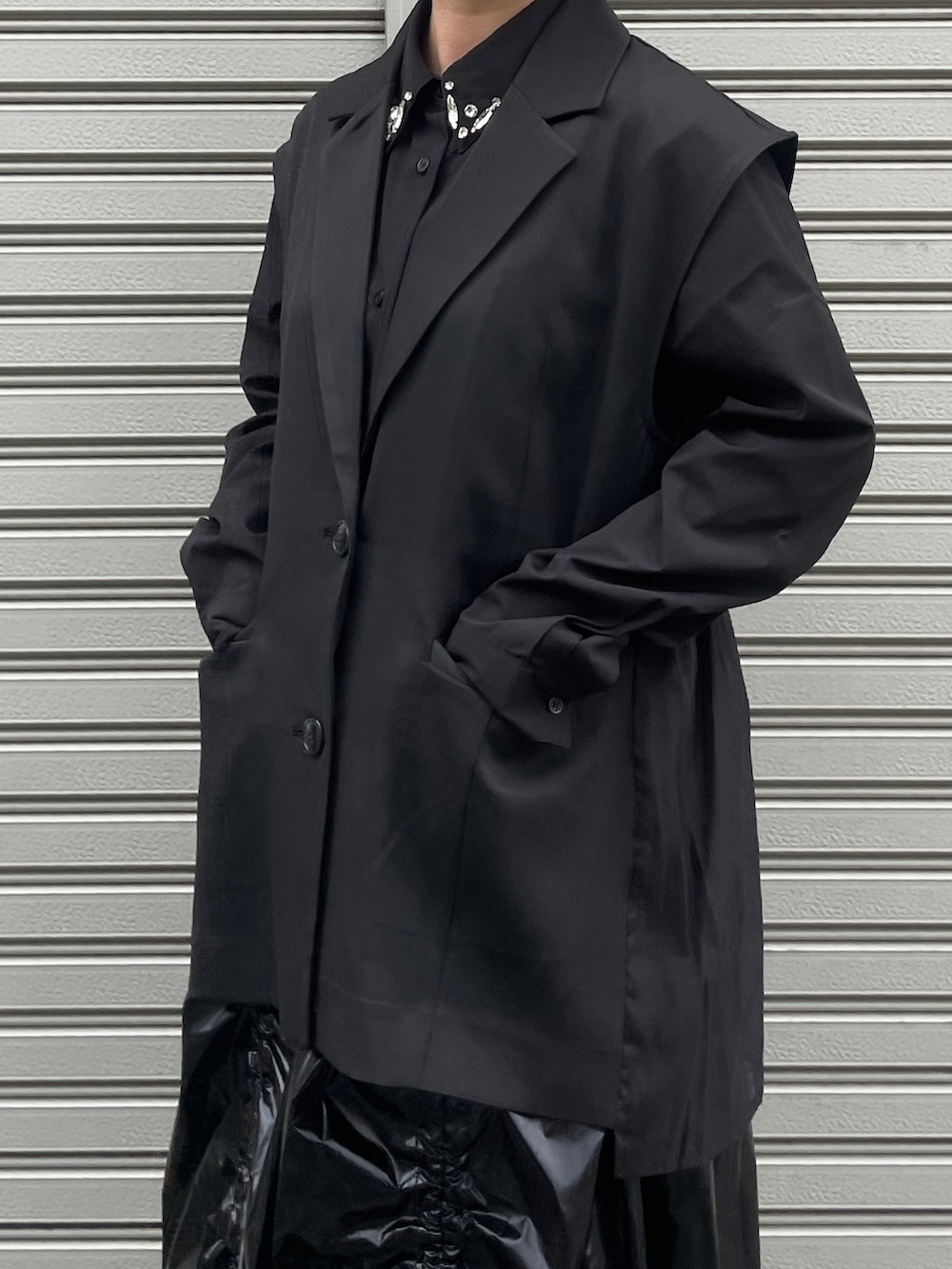 ブラック系のシャツ/ブラウス、ブラック系のベスト、ブラック系のスカートを着用したレディースの秋コーディネートの4枚目の写真