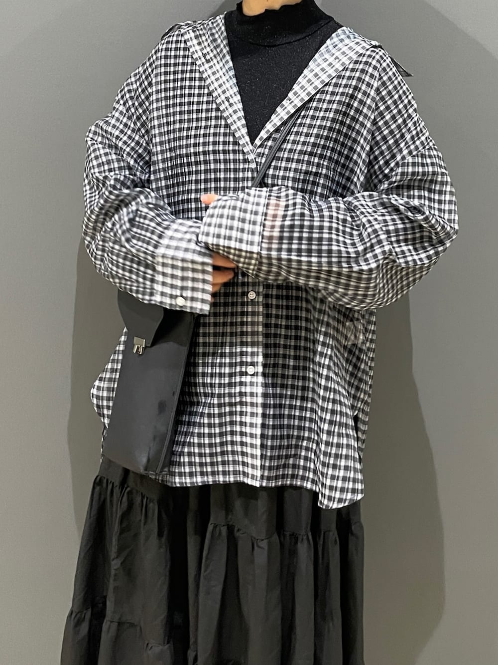 ブラック系のスニーカー、ブラック系のスカート、ブラック系のシャツ/ブラウスを着用したレディースの夏コーディネートの3枚目の写真