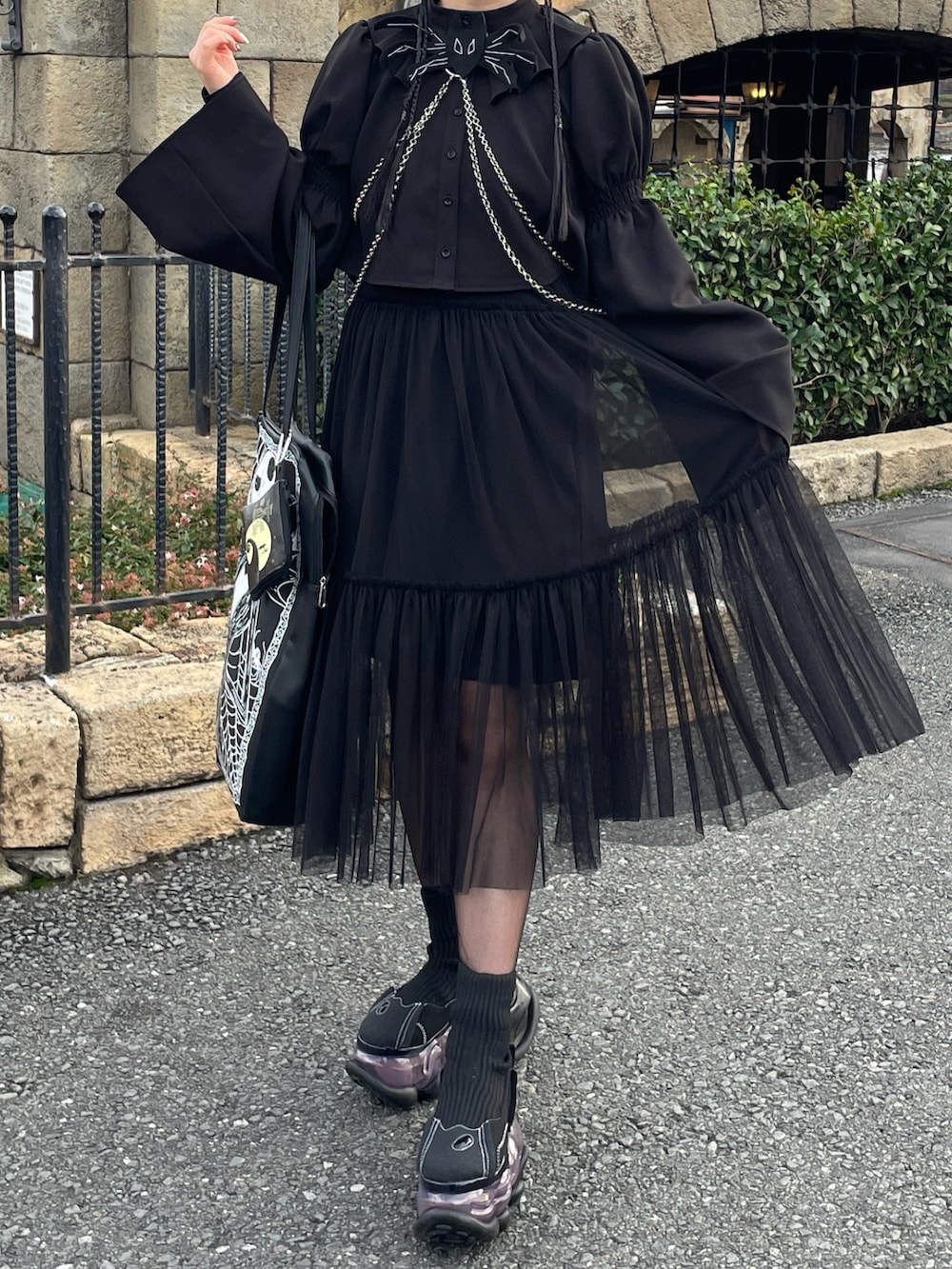 ブラック系のその他パンツ、ブラック系のシャツ/ブラウス、ホワイト系のワンピース/ドレスを着用したレディースの秋コーディネートの3枚目の写真