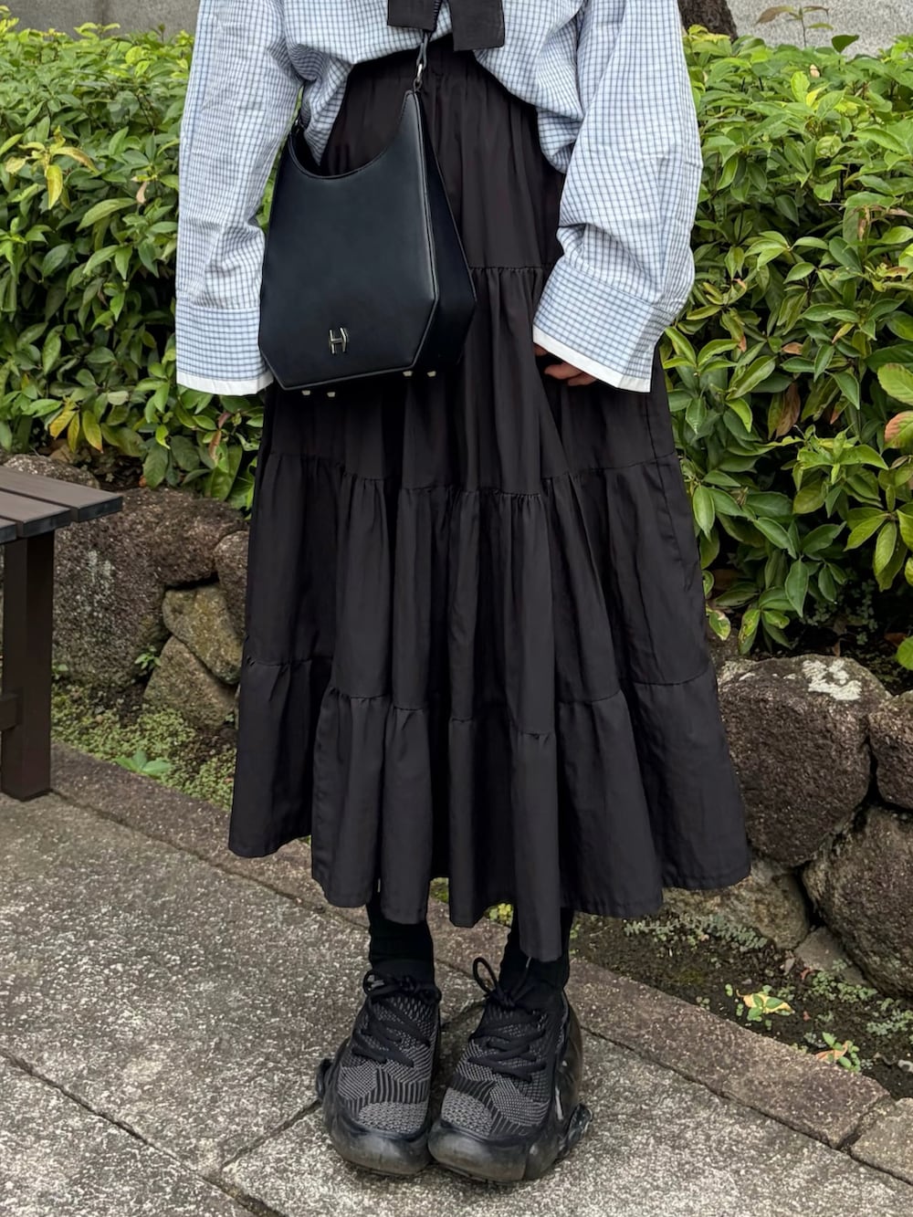 ブルー系のシャツ/ブラウス、ブラック系のシャツ/ブラウス、ブラック系のスカートを着用したレディースの秋コーディネートの5枚目の写真