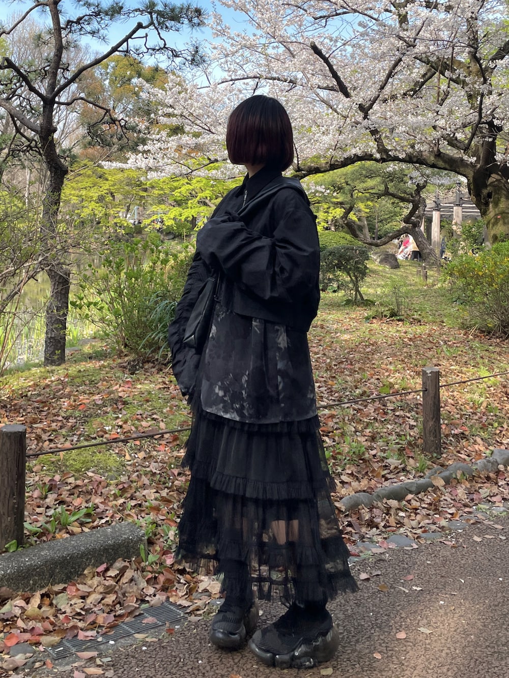 「春めき満開コーデ、春服、ゆるコーデ、HARE、レイヤードスタイル、重ね着、grounds、モード、スニーカーコーデ、低身長女子、春アウター、春服みてみて、お出かけスタイル、厚底シューズ、ムーミン」｜「groundsのgrounds / グラウンズ/ 別注MOOPIE RF/BLACK（スニーカー、ブラック系）」を使った、MIHOさん（レディース・153cm）の春コーディネートの2枚目の写真
