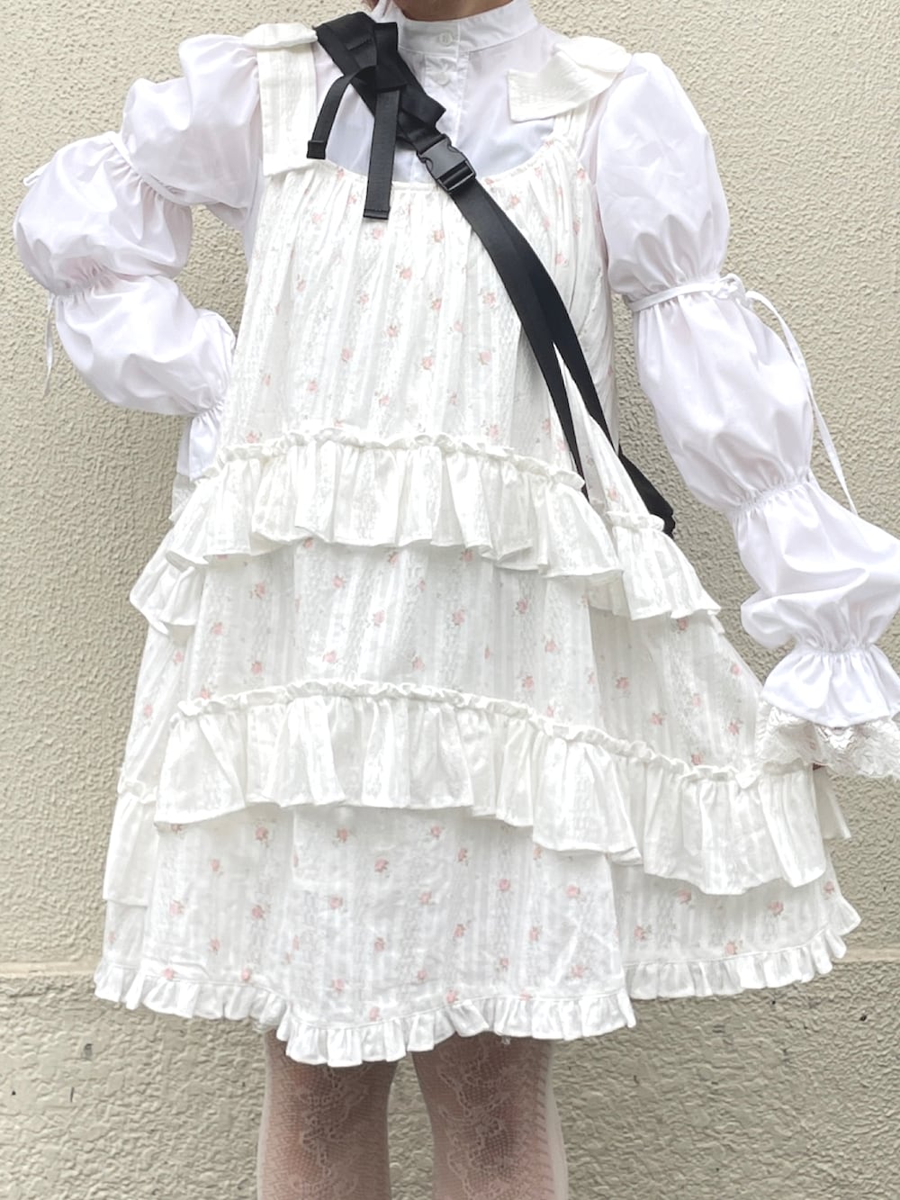 ブラック系のスニーカー、ピンク系のワンピース、ホワイト系のワンピース/ドレスを着用したレディースの春コーディネートの2枚目の写真