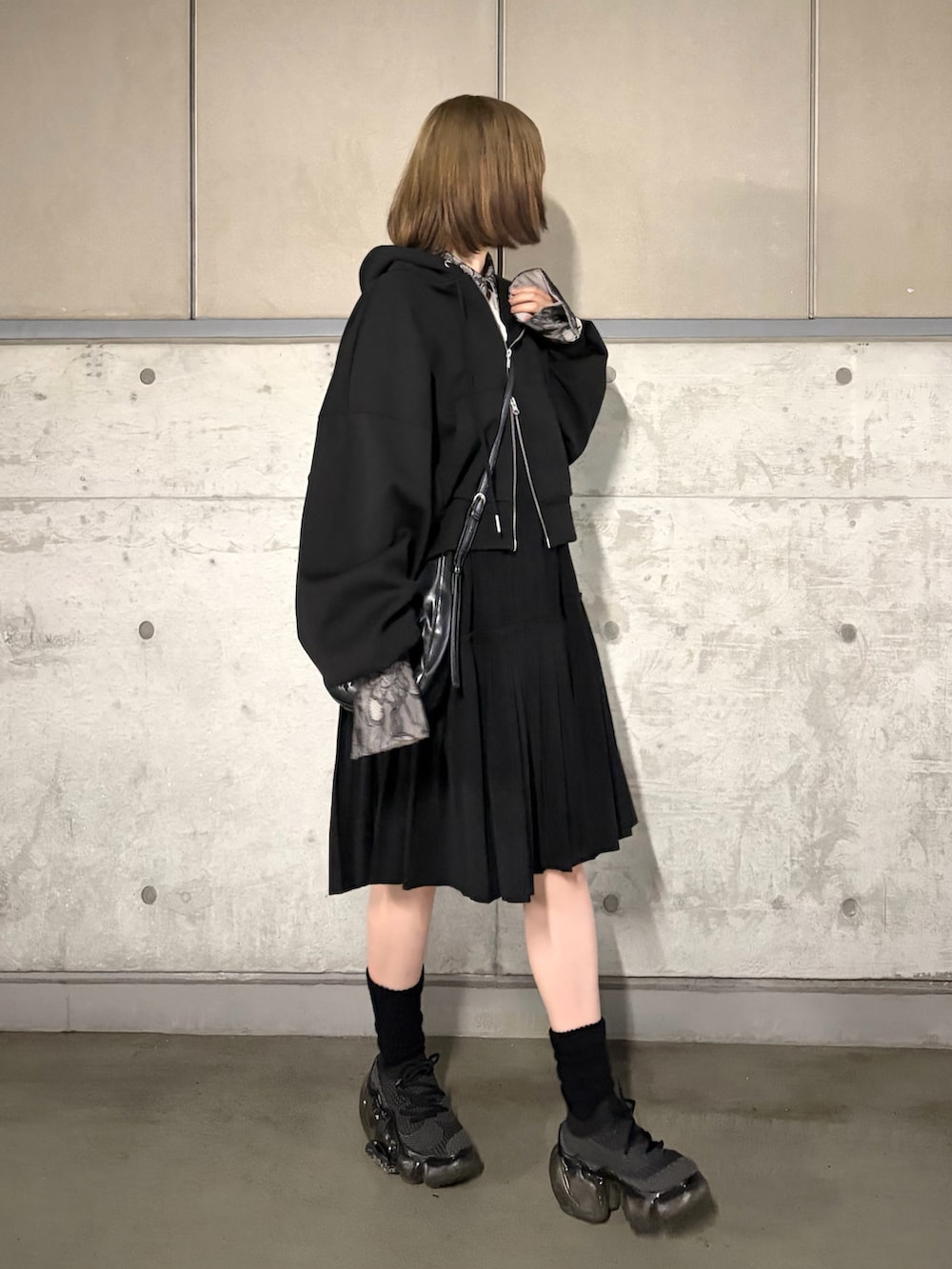 ブラック系のパーカー、ベージュ系のシャツ/ブラウス、ブラック系のスニーカーを着用したレディースの春コーディネートの3枚目の写真