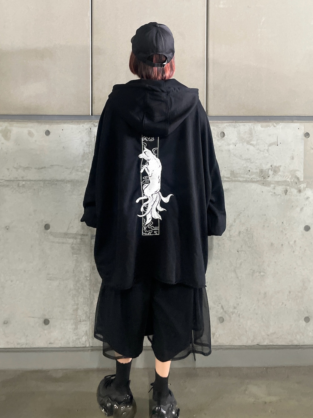 「パーカー、秋服準備はじめました、厚底シューズ、ハーフパンツ、モードカジュアル、モード、ブラックコーデ、オーバーサイズ、秋服、韓国ファッション、grounds、カジュアル、モードスタイル、パンツスタイル、パーカーコーデ」｜「HAREのフラワーシシュウキャップ(HARE)（キャップ、ブラック系）」を使った、MIHOさん（レディース・153cm）の夏コーディネートの3枚目の写真