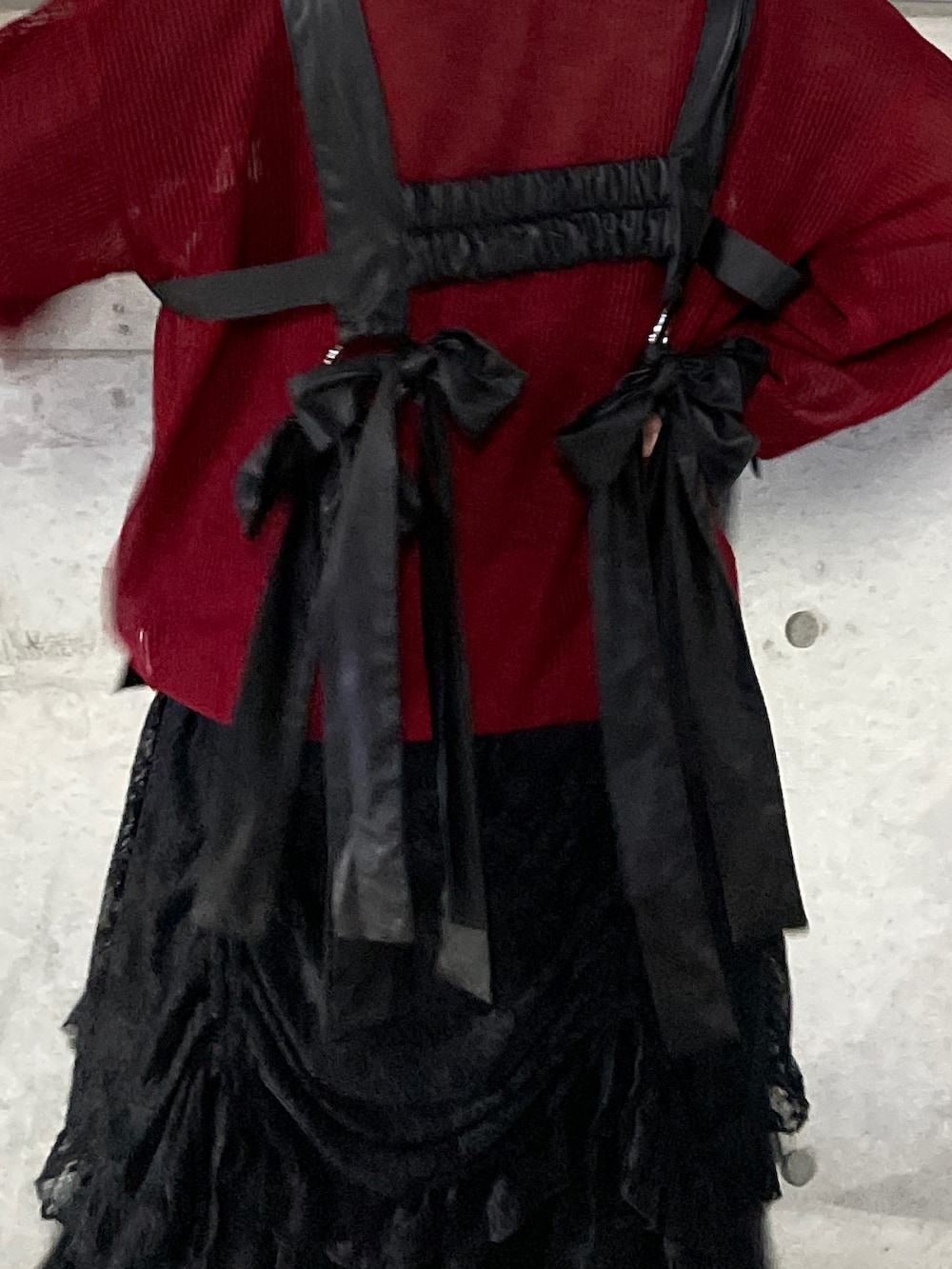 ブラック系のスニーカー、ブラック系のスカート、レッド系のカーディガン/ボレロを着用したレディースの夏コーディネートの3枚目の写真