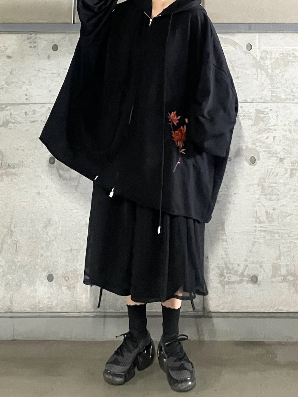 「パーカー、秋服準備はじめました、厚底シューズ、ハーフパンツ、モードカジュアル、モード、ブラックコーデ、オーバーサイズ、秋服、韓国ファッション、grounds、カジュアル、モードスタイル、パンツスタイル、パーカーコーデ」｜「HAREのフラワーシシュウキャップ(HARE)（キャップ、ブラック系）」を使った、MIHOさん（レディース・153cm）の夏コーディネートの5枚目の写真