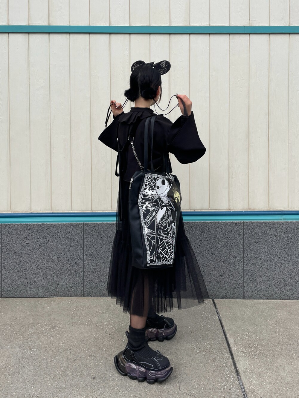 ブラック系のその他パンツ、ブラック系のシャツ/ブラウス、ホワイト系のワンピース/ドレスを着用したレディースの秋コーディネートの2枚目の写真