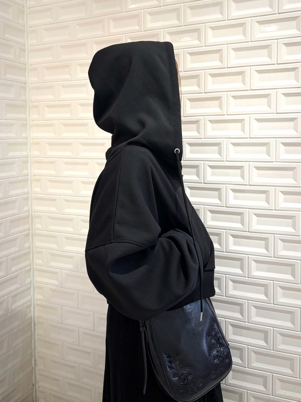 ブラック系のパーカー、ベージュ系のシャツ/ブラウス、ブラック系のスニーカーを着用したレディースの春コーディネートの4枚目の写真