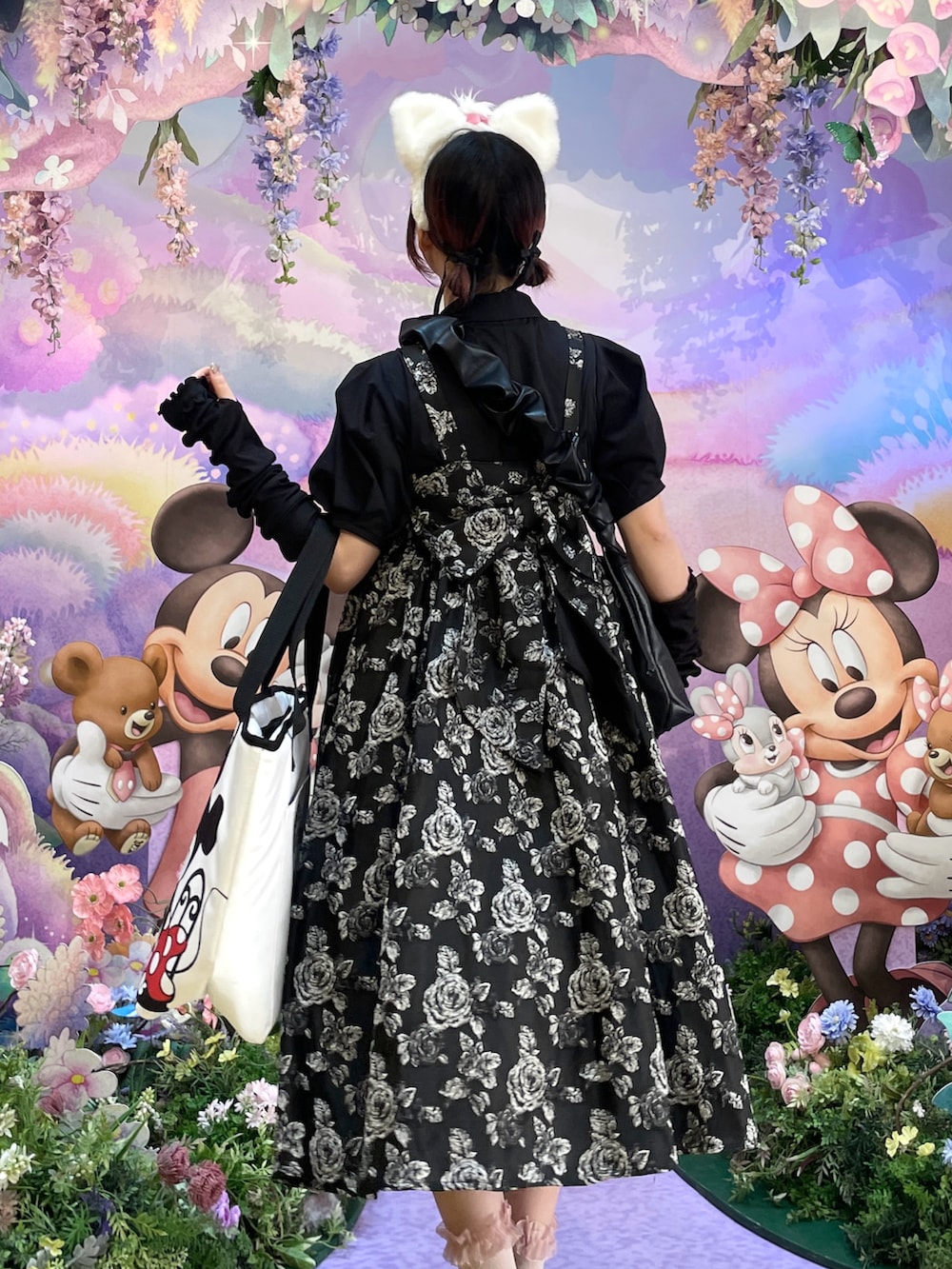 「ショルダーバッグ、レイヤードスタイル、夏ファッション、ガーリー、ワンピーススタイル、マリーちゃんコーデ、ディズニーコーデ、ディズニーストア、ワンピース、アームウォーマー、夏コーデ、最近のいい感じコーデ、低身長コーデ、ディズニー、厚底シューズ」｜「YOSUKEの「YOSUKE/ヨースケ」厚底スニーカー（スニーカー、ブラック系）」を使った、MIHOさん（レディース・153cm）の春コーディネートの4枚目の写真