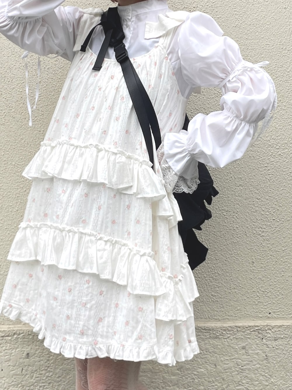 ブラック系のスニーカー、ピンク系のワンピース、ホワイト系のワンピース/ドレスを着用したレディースの春コーディネートの3枚目の写真