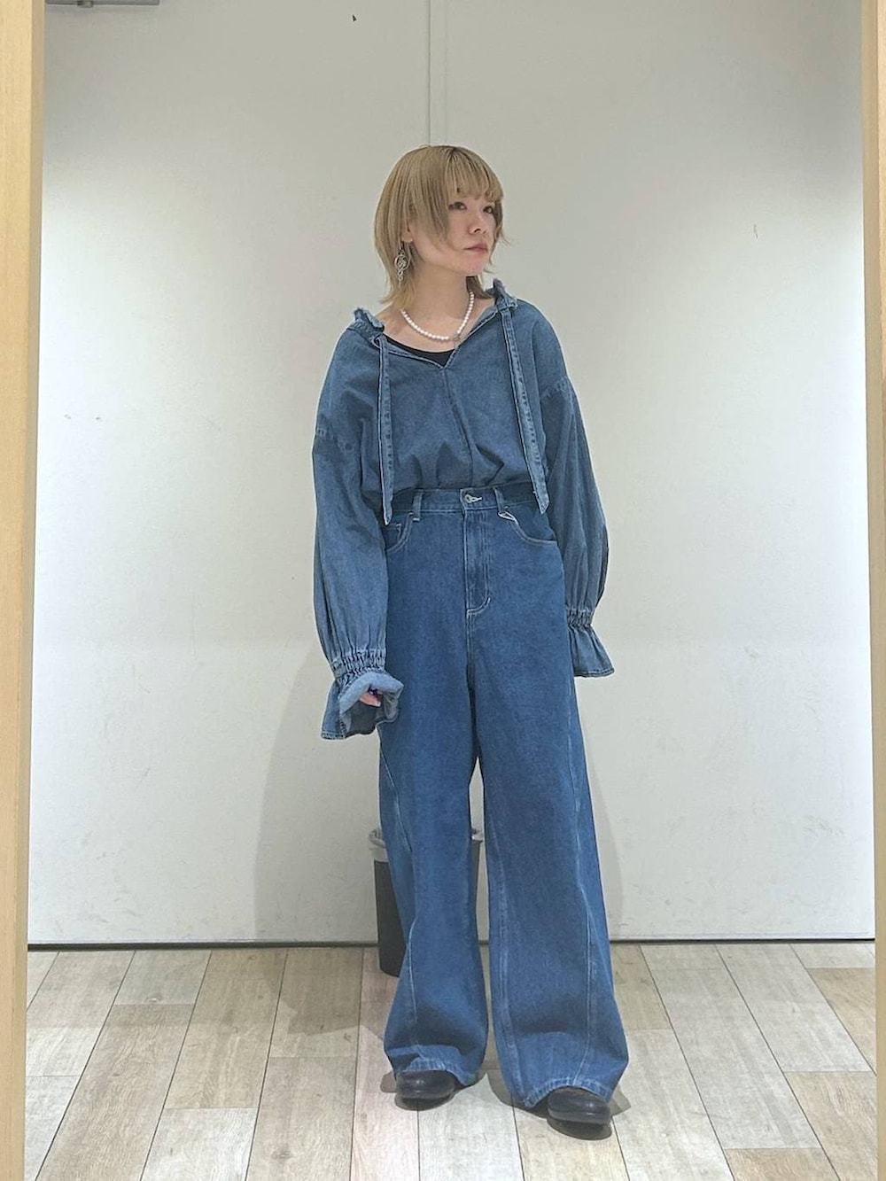 ブルー系のデニムパンツ、その他のパンプス、ブルー系のシャツ/ブラウスを着用したレディースの冬コーディネートの5枚目の写真