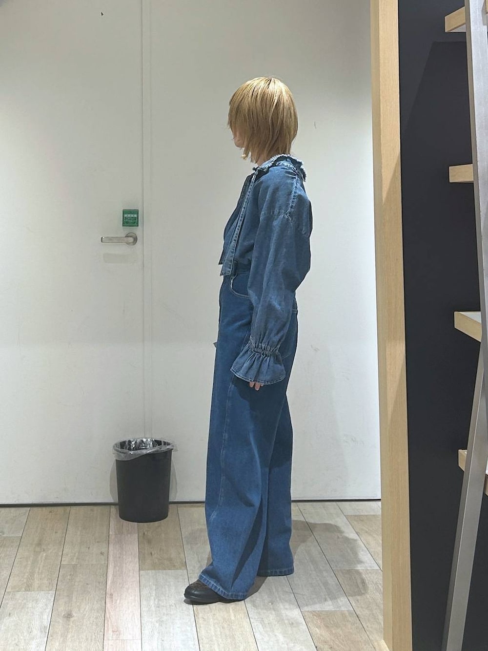 ブルー系のデニムパンツ、その他のパンプス、ブルー系のシャツ/ブラウスを着用したレディースの冬コーディネートの4枚目の写真