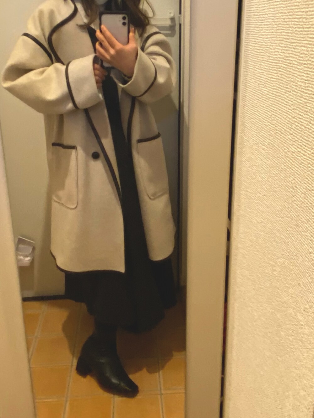 「ブラックコーデ、ショートブーツ、シンプルコーデ、オトナ女子、ロングワンピース、プチプラ、低身長、休日スタイル」｜「w closetの切替ギャザーキャミワンピース（ワンピース、ブラック系）」を使った、Sapi さん（レディース・145cm）の冬コーディネートの2枚目の写真