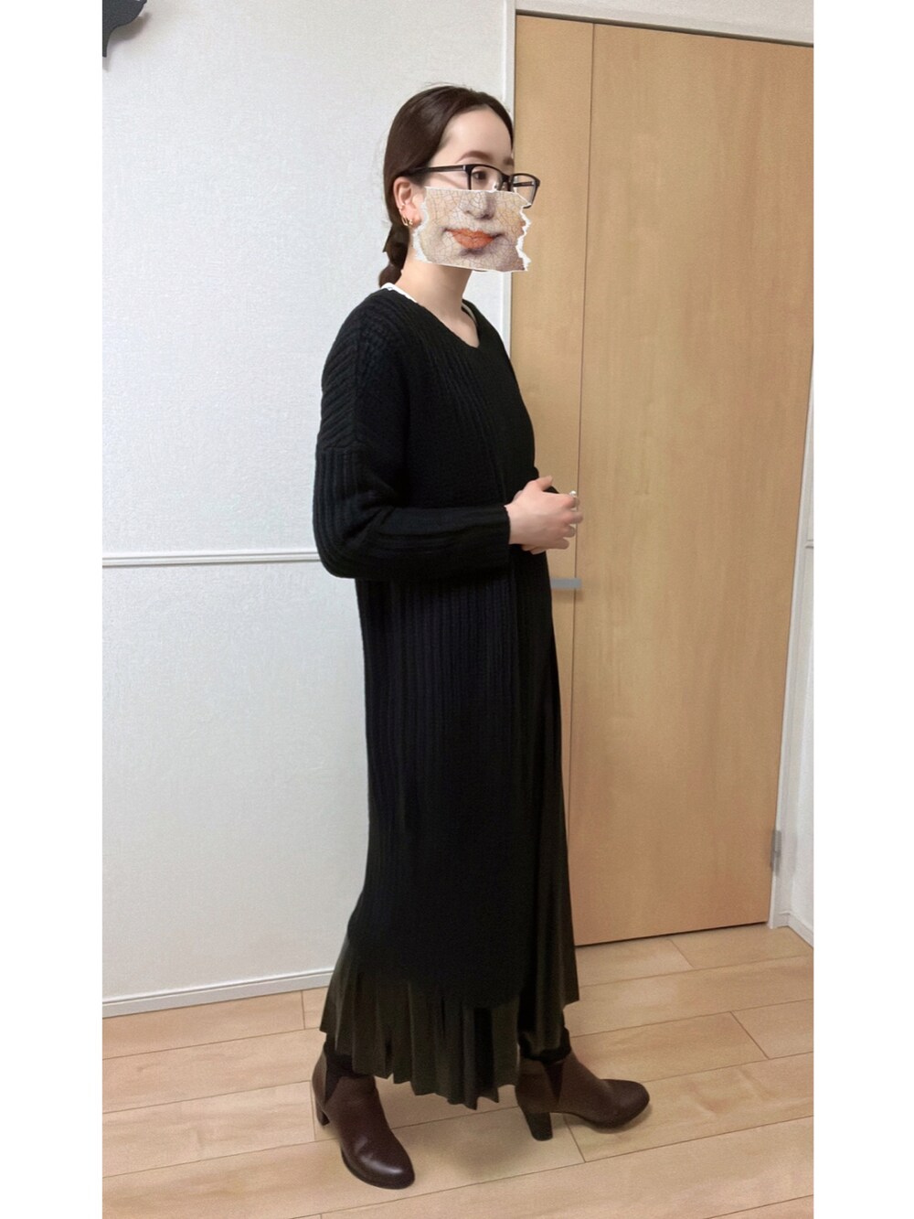 ブラウン系のトレンチコート、ブラック系のスカート、ブラック系のニット/セーターを着用したレディースの春コーディネートの3枚目の写真