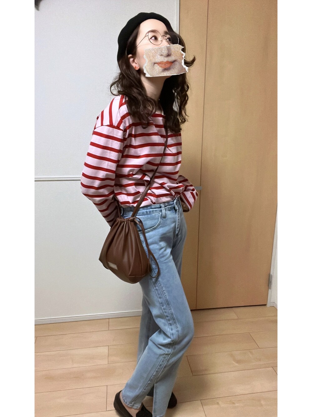 ピンク系のTシャツ/カットソー、ブルー系のデニムジャケット、ブルー系のデニムパンツを着用したレディースの春コーディネートの2枚目の写真