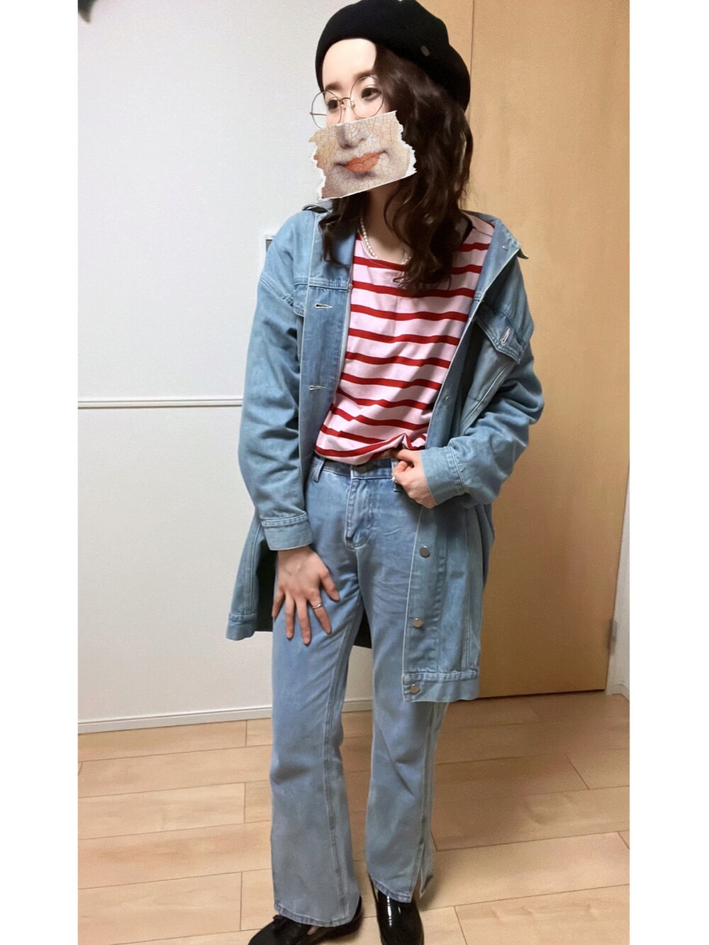ピンク系のTシャツ/カットソー、ブルー系のデニムジャケット、ブルー系のデニムパンツを着用したレディースの春コーディネートの3枚目の写真