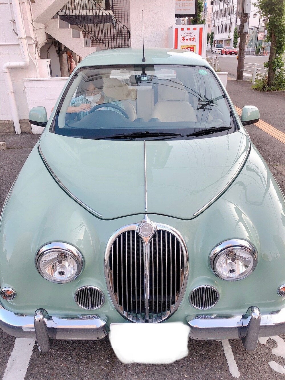 ブルー系のデニムパンツ、ホワイト系のスニーカー、その他のトップスを着用したメンズの夏コーディネートの3枚目の写真