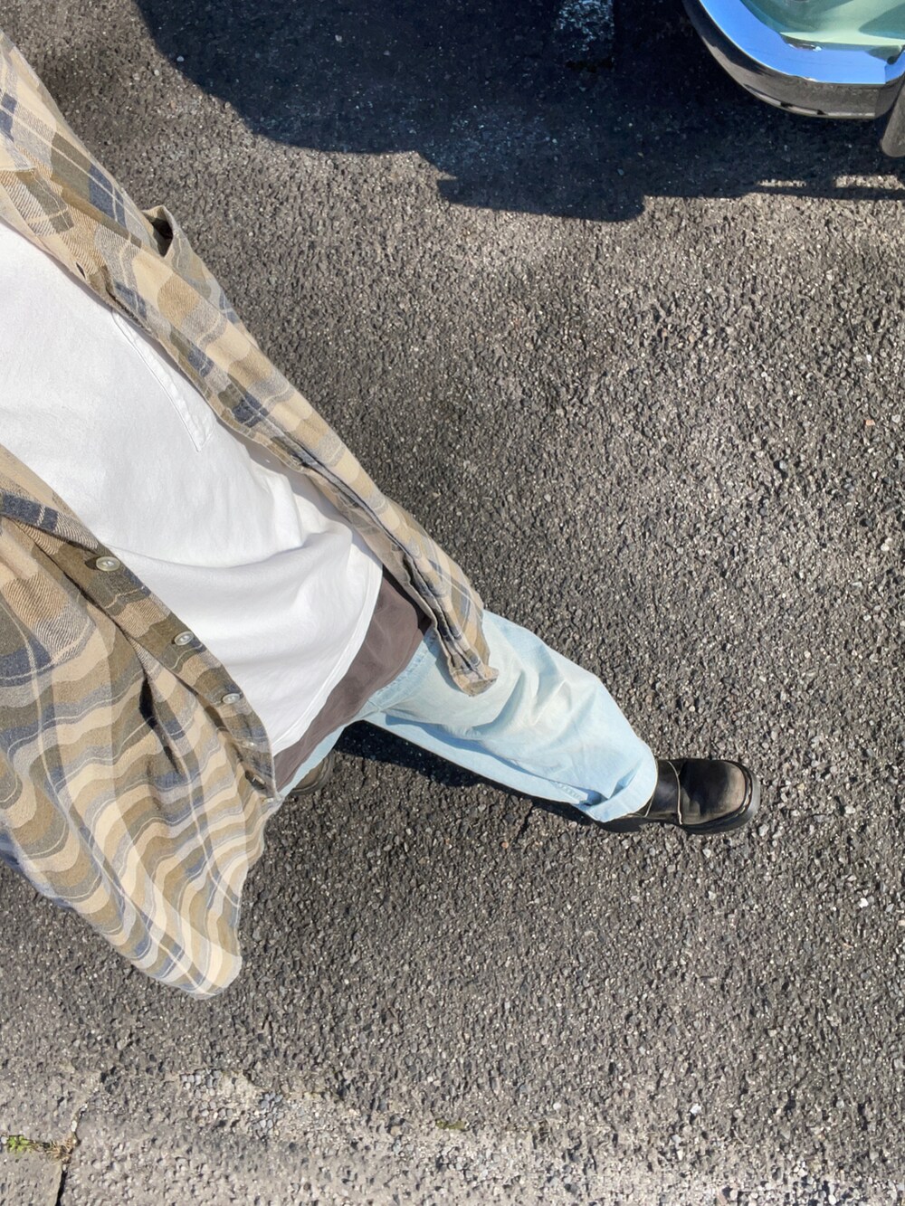 ベージュ系のシャツ/ブラウス、ブルー系のデニムパンツを着用したメンズの春コーディネートの2枚目の写真