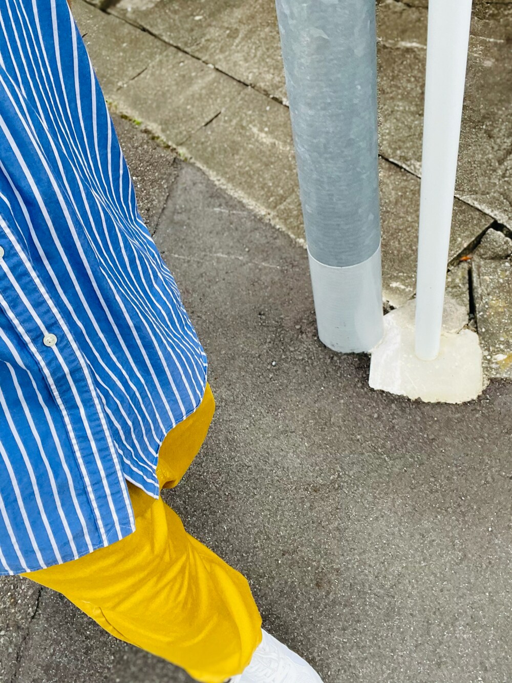 ブルー系のシャツ/ブラウス、イエロー系のチノパンツを着用したメンズの夏コーディネートの2枚目の写真