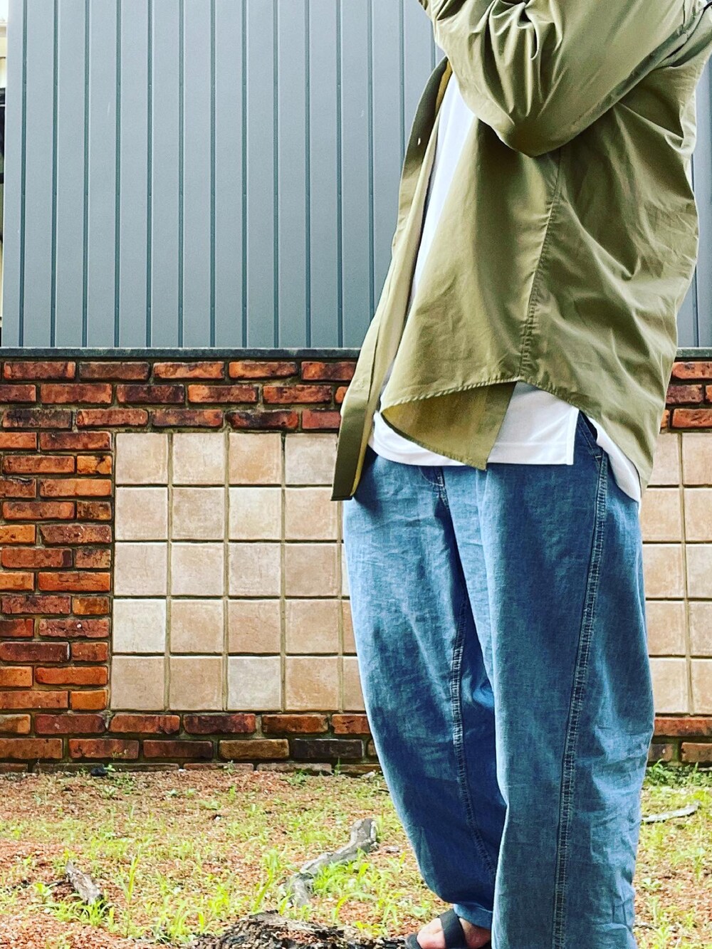 ブルー系のその他パンツ、グリーン系のシャツ/ブラウスを着用したメンズの夏コーディネートの2枚目の写真