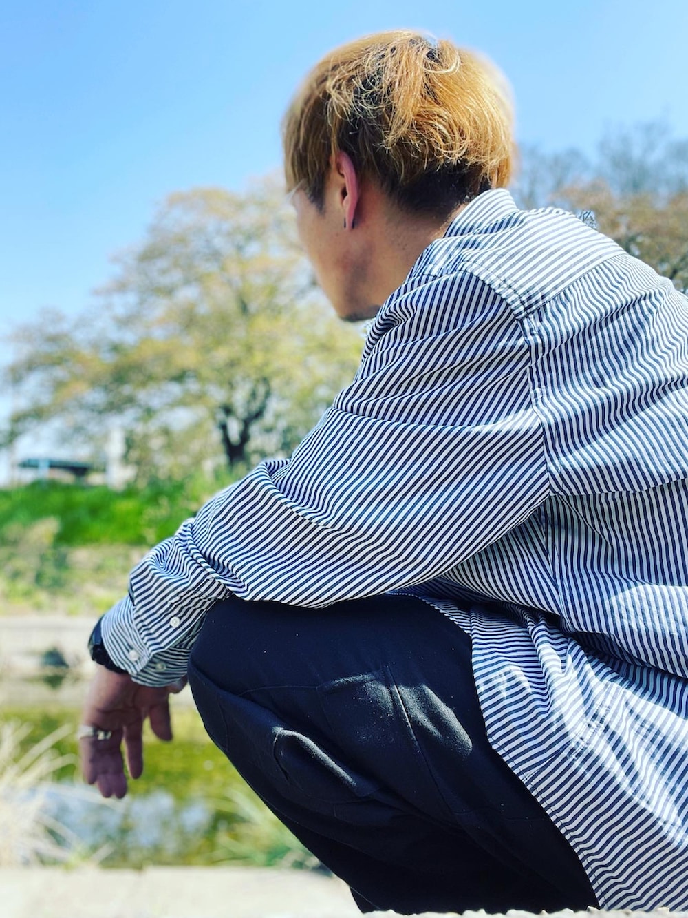 その他のシャツ/ブラウス、ブラック系のカーゴパンツを着用したメンズの夏コーディネートの2枚目の写真