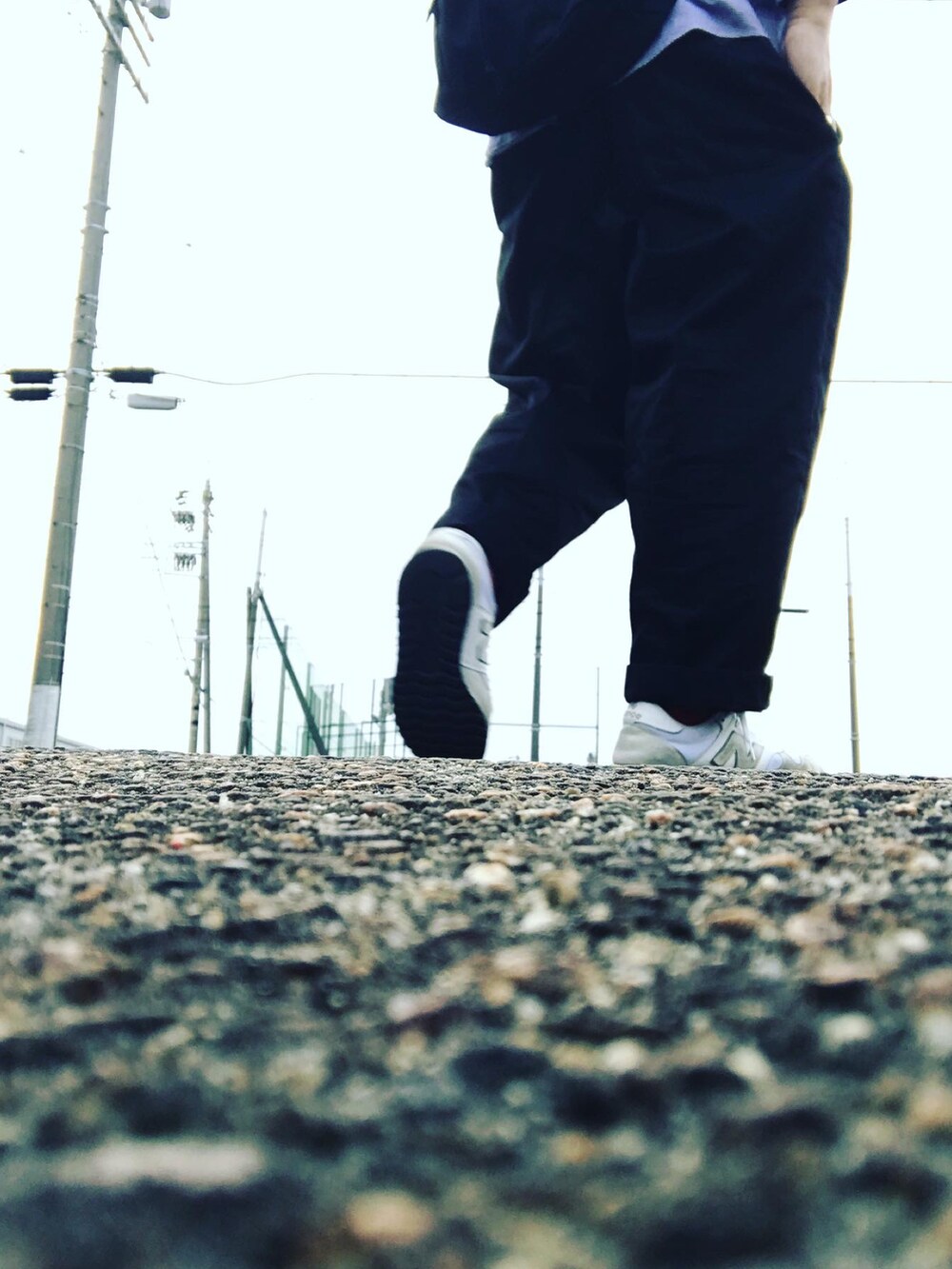 パープル系のシャツ/ブラウス、ホワイト系のスニーカーを着用したメンズの春コーディネートの3枚目の写真