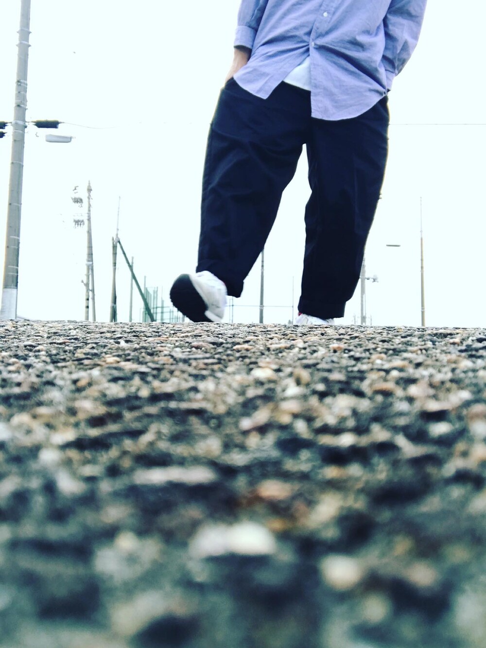 パープル系のシャツ/ブラウス、ホワイト系のスニーカーを着用したメンズの春コーディネートの2枚目の写真