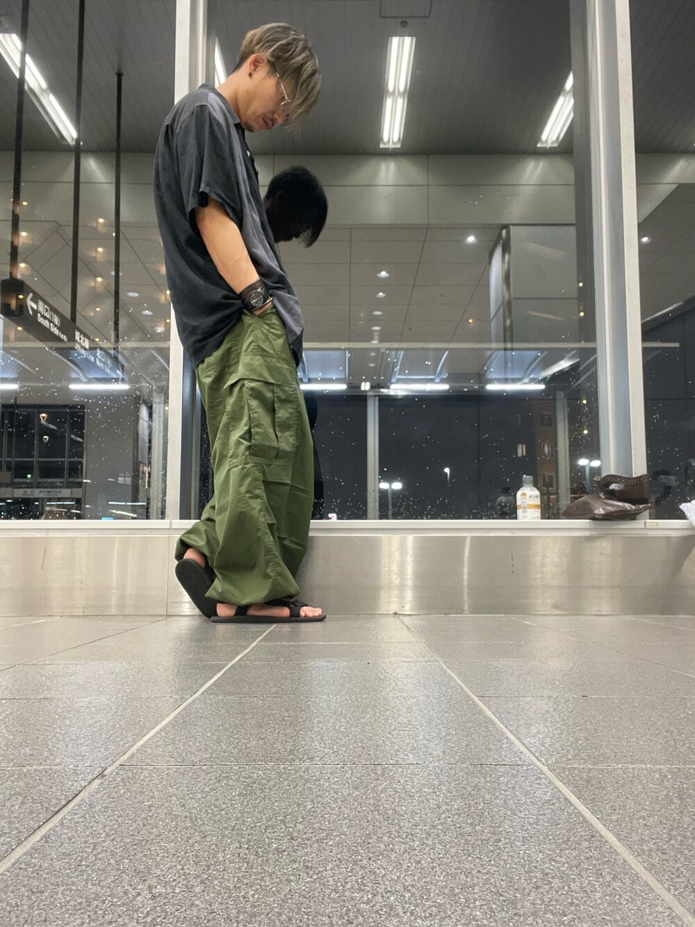 グリーン系のカーゴパンツ、ホワイト系のタンクトップ、ブラック系のシャツ/ブラウスを着用したメンズの夏コーディネートの2枚目の写真