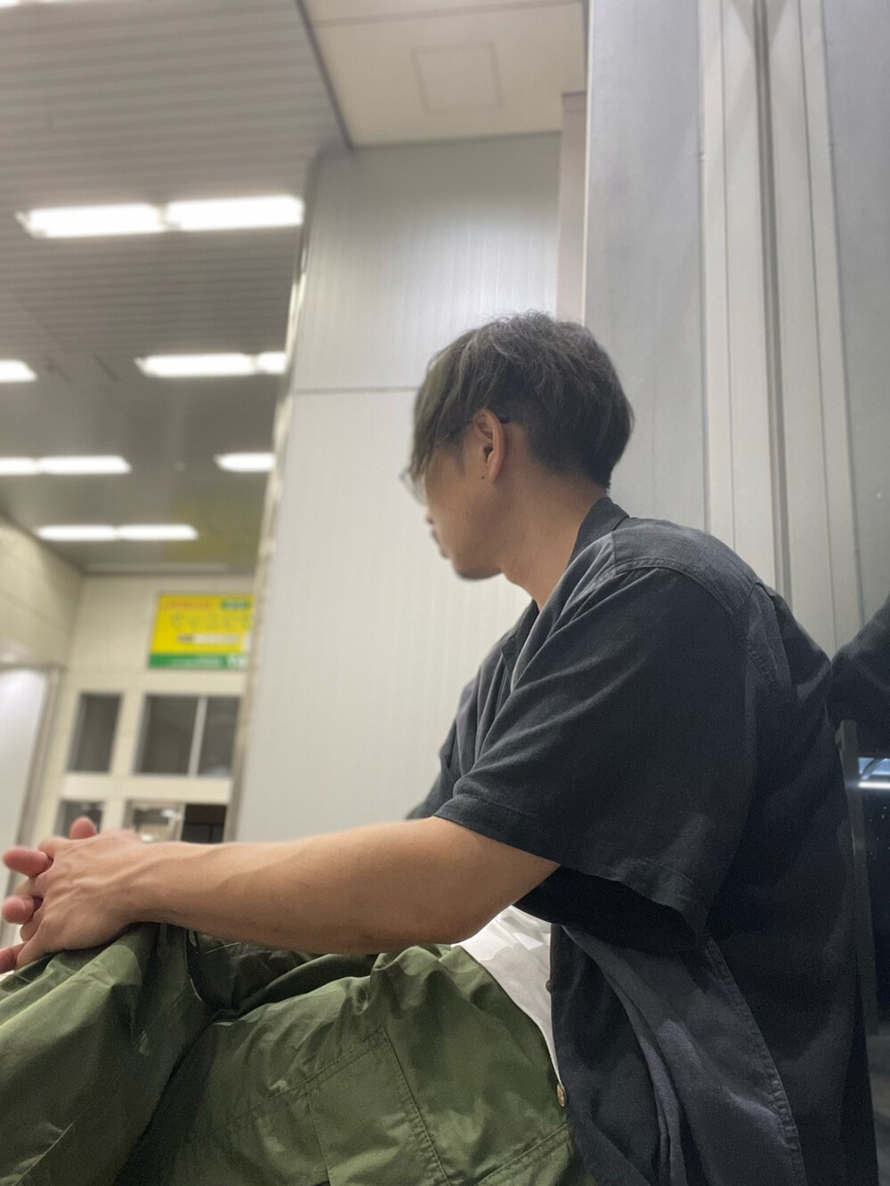 グリーン系のカーゴパンツ、ホワイト系のタンクトップ、ブラック系のシャツ/ブラウスを着用したメンズの夏コーディネートの3枚目の写真