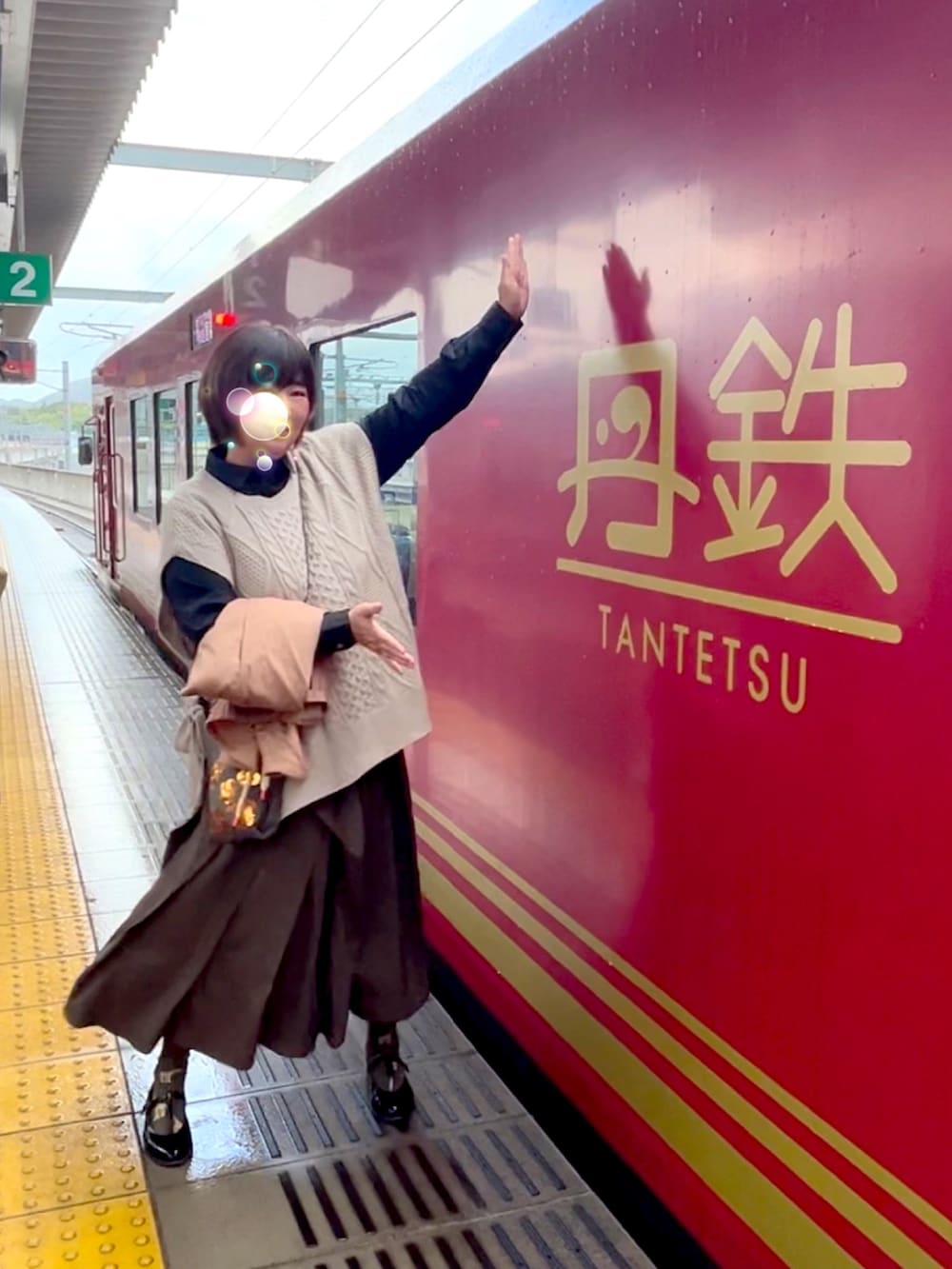 「ニットベスト、ニットベスト×シャツ、秋色スカート、黒シャツ、スカラップ、FRAPBOIS、ハルタ、COEL、コエル、ボールアンドチェーン、ショルダーバッグ、くろまつ号、天橋立、ファッションを楽しもう、鉄子」|「FRAPBOISのスカラップシャツ(シャツ/ブラウス、ブラック系)」を使った、鮎さん(レディース・164cm)の秋コーディネートの2枚目の写真