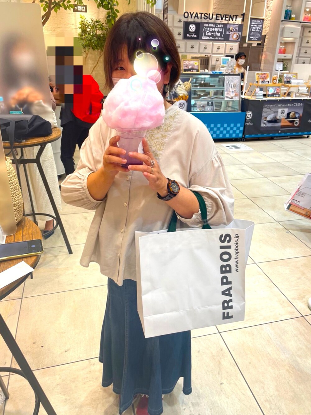 ベージュ系のシャツ/ブラウス、ブルー系のデニムスカート、レッド系のスニーカーを着用したレディースの夏コーディネートの2枚目の写真