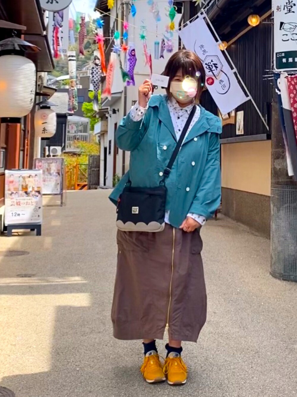 「マウンテンパーカー、マンパ、柄シャツ、春コーデ、スニーカー、サコッシュ、ショルダーバック、ツモリチサト、ニコアンド、FRAPBOIS、メルシーボークー、ニューバランス、有馬温泉」｜「FRAPBOISのダブルマンパ（マウンテンパーカー、グリーン系）」を使った、鮎さん（レディース・164cm）の春コーディネートの3枚目の写真