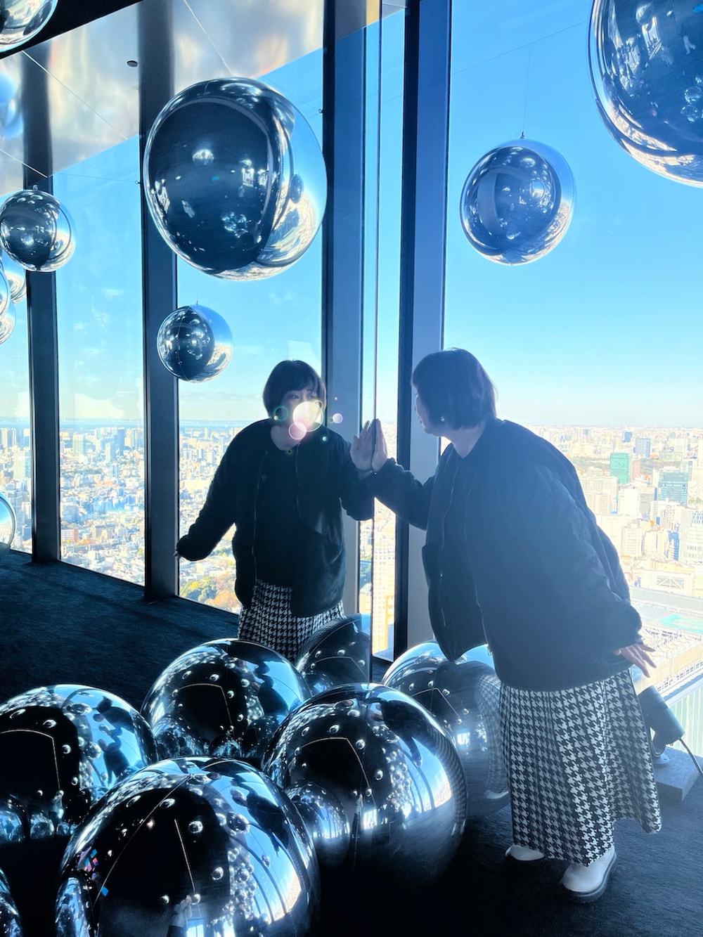 「ライブコーデ、ライブTシャツ、千鳥格子、千鳥格子スカート、異素材ミックス、異素材切り替え、白ブーツ、ホワイトブーツ、アメリカンホリック、武道館、GLAY、渋谷スカイ」|「AMERICAN HOLICのキルポカボアMixキルティングコート(その他アウター、ブラック系)」を使った、鮎さん(レディース・164cm)の冬コーディネートの3枚目の写真