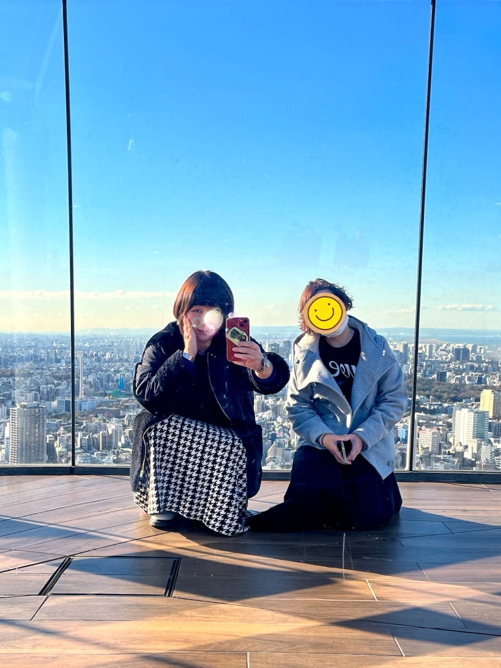 「ライブコーデ、ライブTシャツ、千鳥格子、千鳥格子スカート、異素材ミックス、異素材切り替え、白ブーツ、ホワイトブーツ、アメリカンホリック、武道館、GLAY、渋谷スカイ」|「AMERICAN HOLICのキルポカボアMixキルティングコート(その他アウター、ブラック系)」を使った、鮎さん(レディース・164cm)の冬コーディネートの2枚目の写真