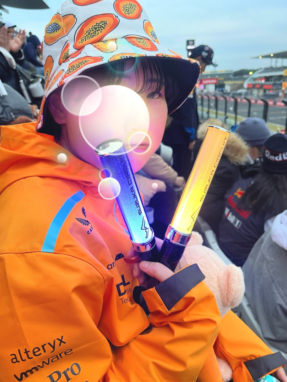 「Tteam マクラーレンのMcLaren F1 Team Lightweight Rain Jacket マクラーレン 防水 レイン ジャケット コート（ナイロンジャケット、オレンジ系）」を使った、鮎さん（レディース・164cm）の春コーディネートの4枚目の写真