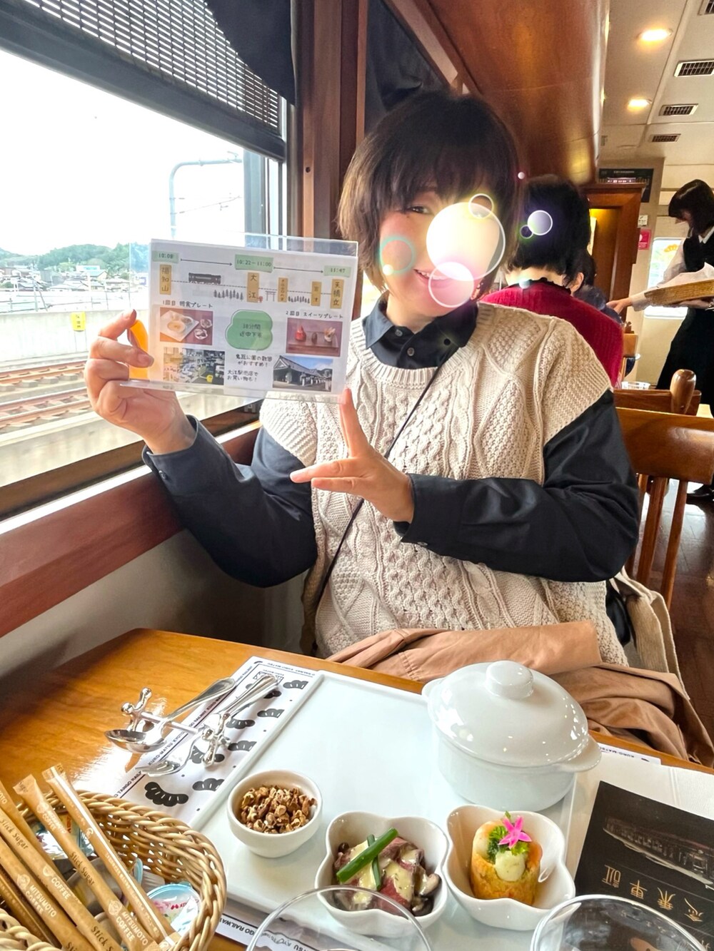 「ニットベスト、ニットベスト×シャツ、秋色スカート、黒シャツ、スカラップ、FRAPBOIS、ハルタ、COEL、コエル、ボールアンドチェーン、ショルダーバッグ、くろまつ号、天橋立、ファッションを楽しもう、鉄子」|「FRAPBOISのスカラップシャツ(シャツ/ブラウス、ブラック系)」を使った、鮎さん(レディース・164cm)の秋コーディネートの3枚目の写真