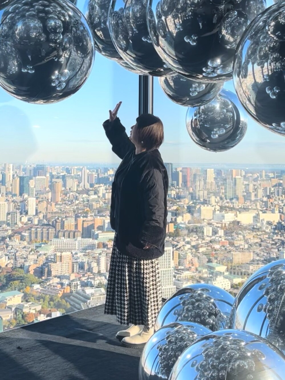 「ライブコーデ、ライブTシャツ、千鳥格子、千鳥格子スカート、異素材ミックス、異素材切り替え、白ブーツ、ホワイトブーツ、アメリカンホリック、武道館、GLAY、渋谷スカイ」|「AMERICAN HOLICのキルポカボアMixキルティングコート(その他アウター、ブラック系)」を使った、鮎さん(レディース・164cm)の冬コーディネートの4枚目の写真