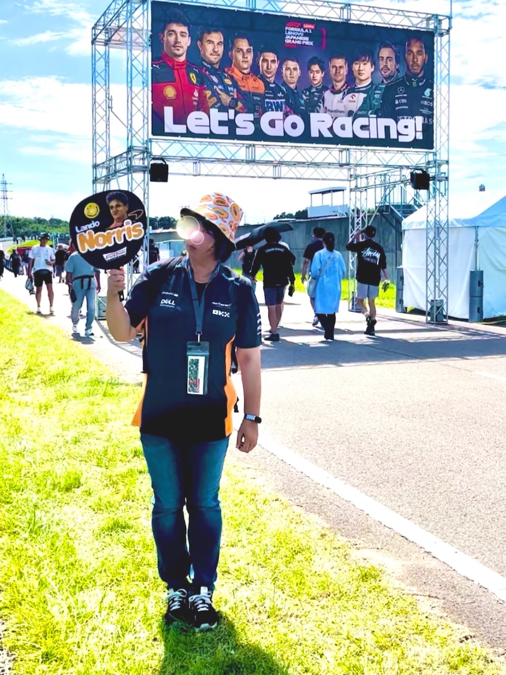「F1日本グランプリ、F-1グランプリ、鈴鹿サーキット、マクラーレン、チームTシャツ、デニムコーデ、ハット、スニーカー、リュック女子、リュックスタイル、鈴鹿、パパイヤ、推し活、推しコーデ、ファッションを楽しもう」|「L.NORRIS とオソロのパパイヤ帽子💕のL.NORRIS とオソロ💕(ハット、オレンジ系)」を使った、鮎さん(レディース・164cm)の秋コーディネートの3枚目の写真