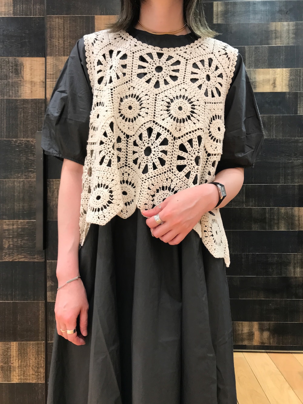 グレー系のワンピース、ベージュ系のベストを着用したレディースの夏コーディネートの2枚目の写真