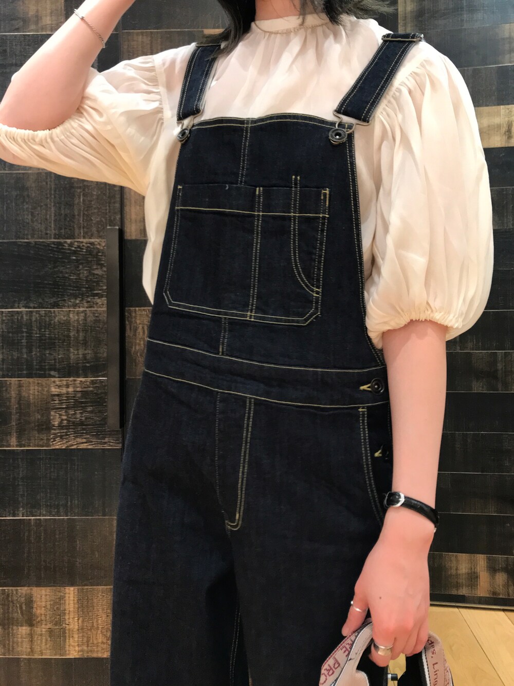 「サロペット、デニムサロペット、ボリューム袖、ブラウス、モノトーン、オトナカジュアル、オトナ女子、シアタープロダクツ(THEATRE PRODUCTS)、フラットシューズ」｜「PUAL CE CINのストレッチデニムサロペット（サロペット/オーバーオール、ブルー系）」を使った、mdt7さん（レディース・164cm）の夏コーディネートの3枚目の写真