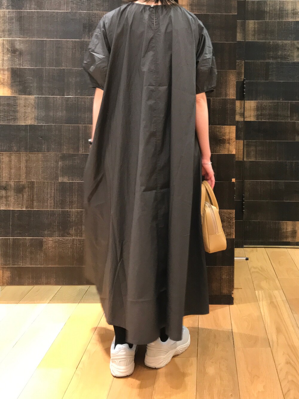 「シンプル、オトナ女子、ワンピース、ボリューム袖、フレアワンピース、夏コーデ、オトナカジュアル、スニーカー、ミニバッグ、pualcecin」｜「TIDEWAYのMOSS BOSTON / XS（ボストンバッグ、ベージュ系）」を使った、mdt7さん（レディース・164cm）の夏コーディネートの2枚目の写真