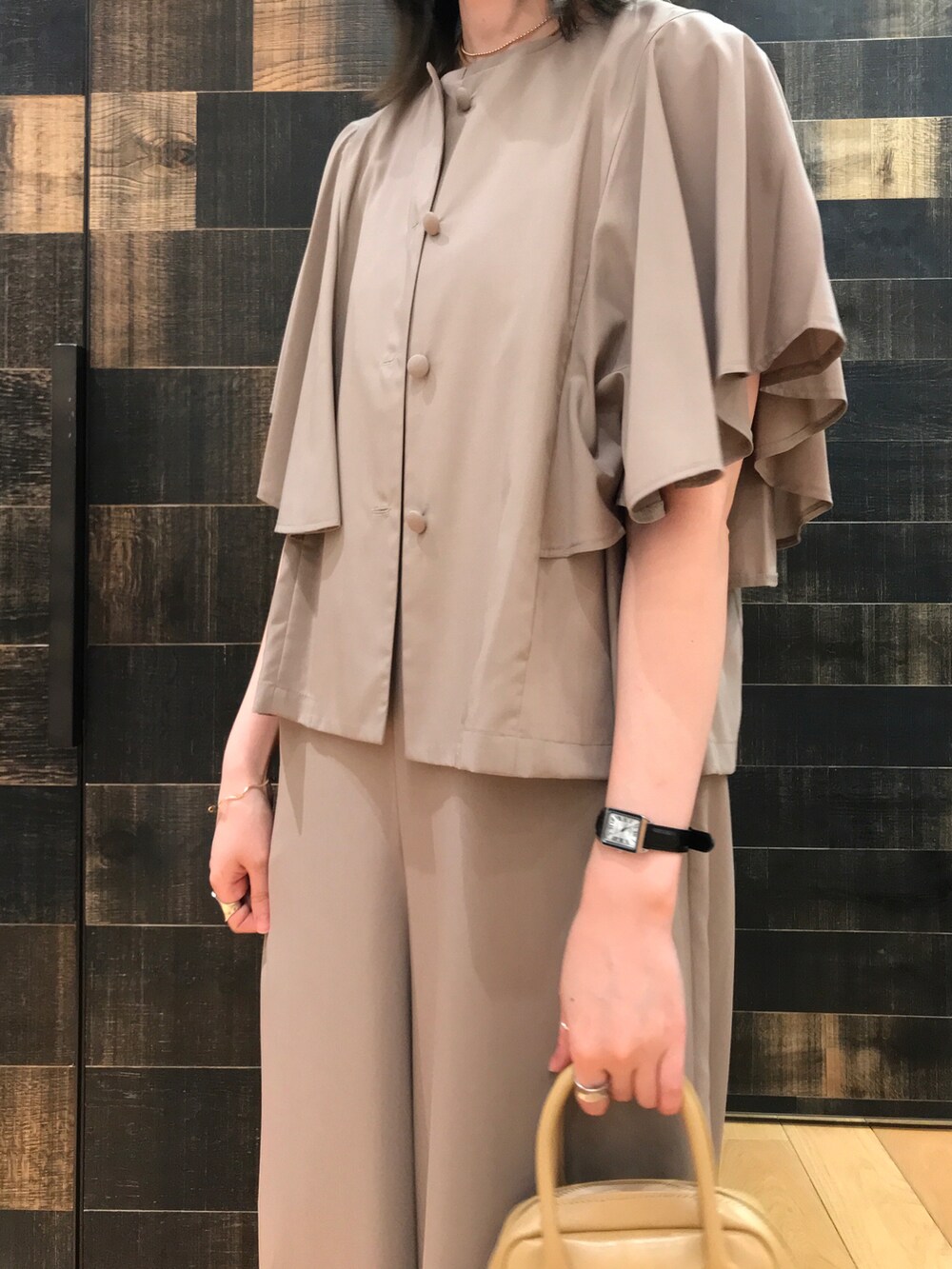 「きれいめカジュアル、オトナ女子、大人カジュアル、ジャケット、サロペット、お呼ばれスタイル、セットアップ、pualcecin、dunoir、お仕事コーデ、オフィスカジュアル」｜「PUAL CE CINの【Du noir】ひらりと揺れる褒められサマージャケット（ノーカラージャケット、ベージュ系）」を使った、mdt7さん（レディース・164cm）の夏コーディネートの2枚目の写真