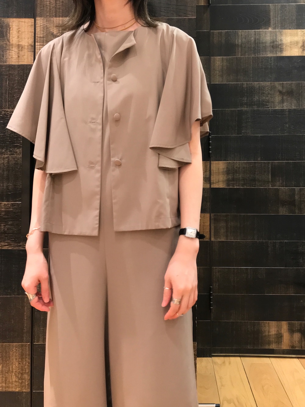 「きれいめカジュアル、オトナ女子、大人カジュアル、ジャケット、サロペット、お呼ばれスタイル、セットアップ、pualcecin、dunoir、お仕事コーデ、オフィスカジュアル」｜「PUAL CE CINの【Du noir】ひらりと揺れる褒められサマージャケット（ノーカラージャケット、ベージュ系）」を使った、mdt7さん（レディース・164cm）の夏コーディネートの3枚目の写真