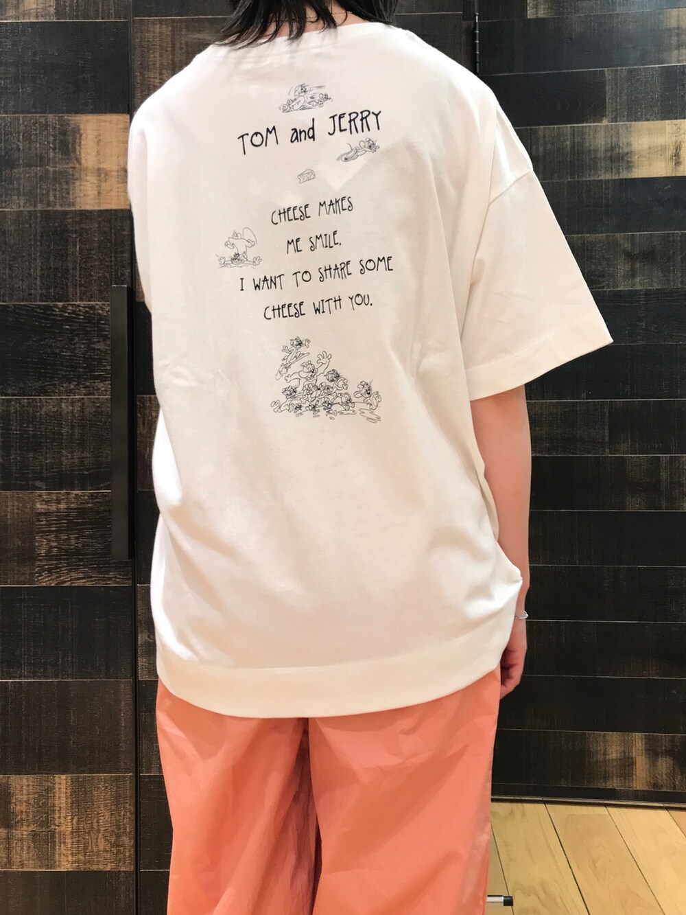「コクーンパンツ、Tシャツ、プリントT、tom and jerry、トムとジェリー、カラーパンツ、オレンジ、夏だ！Tシャツ着よう！、夏コーデ、ローファー、シンプル、カジュアル」｜「PUAL CE CINのTOM and JERRY/トムとジェリーチュニックTシャツ（Tシャツ/カットソー、ホワイト系）」を使った、mdt7さん（レディース・164cm）の夏コーディネートの2枚目の写真